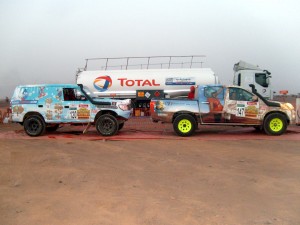 Rallye des gazelles 2014 - la station essence du bivouac