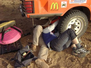 Rallye des Gazelles 2009 - Changement amortisseur Rallye des Gazelles 2009 - Changement amortisseur